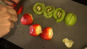 切草莓视频,跟随视频一起体验草莓采摘的甜蜜时光