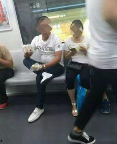 公共场所不雅视频,公共场所不雅视频事件引发的公共道德反思